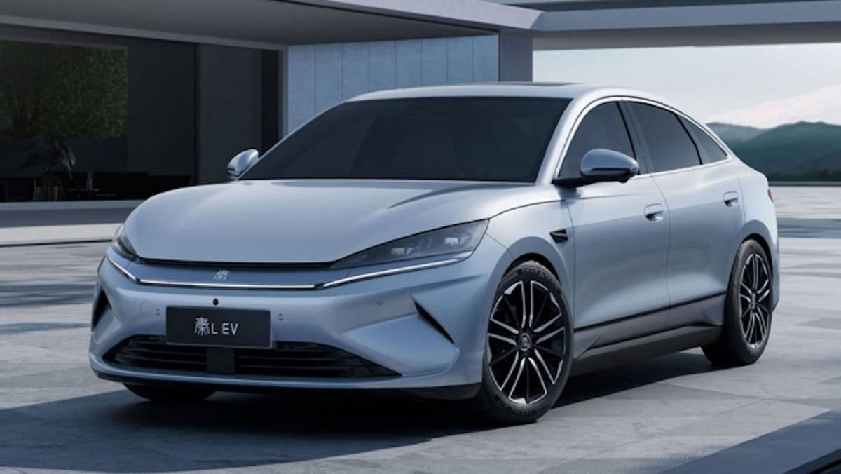 El BYD Qin L EV llega con 545 km de autonomía y precio de risa: ¿adiós al Tesla Model 3?